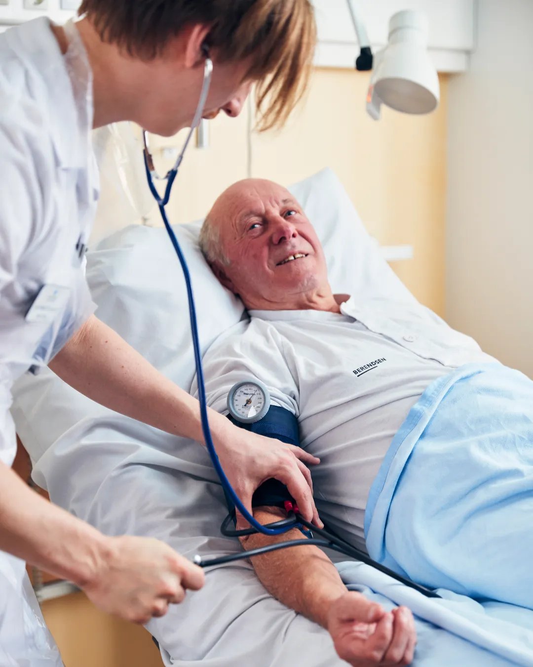 En sjuksköterska kollar en patients blodtryck.
